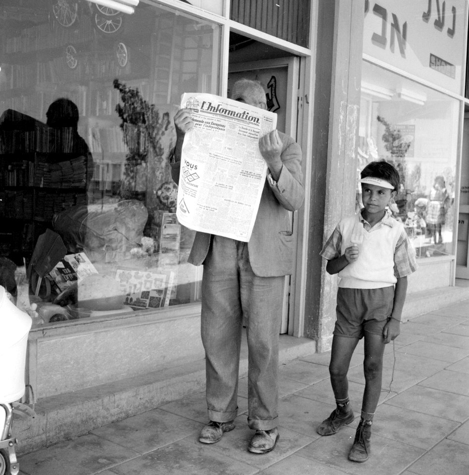 Man verbergt gezicht achter Franstalige krant L'Information d'Israël, naast hem , Bestanddeelnr 255-3084