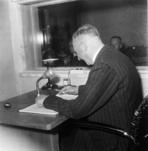 Man voor microfoon in radiostudio, Bestanddeelnr 900-9906