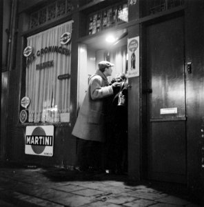 Man voor deur van Café Groningen aan de Zeedijk te Amsterdam, Bestanddeelnr 907-5550