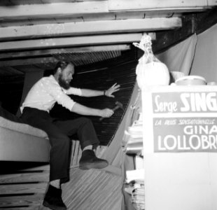 Man timmert bekleding tegen de wand van het schip Siegfried en Erik in Parijs, Bestanddeelnr 252-9409