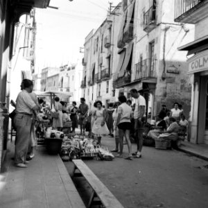 Man verkoopt vaatwerk op de straatmarkt van Palamos, Bestanddeelnr 254-0802