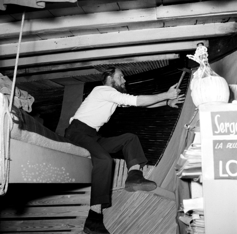 Man timmert bekleding tegen de wand van het schip Siegfried en Erik in Parijs, Bestanddeelnr 252-9410