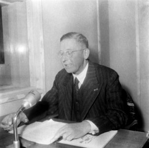 Man voor microfoon in radiostudio, Bestanddeelnr 900-4905