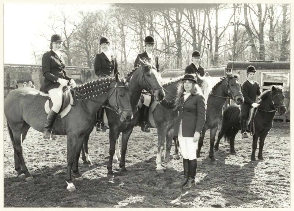 Manege Oosterduin aan de Eswoutslaan met links Monique Cop op Arabella, staand manegehoudster Truus Vos. NL-HlmNHA 54013231