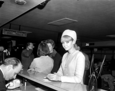 Mandy Rice Davies op Schiphol, Bestanddeelnr 917-1858