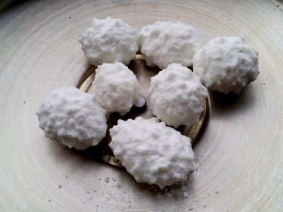 Mandorle ricce su un coperchio