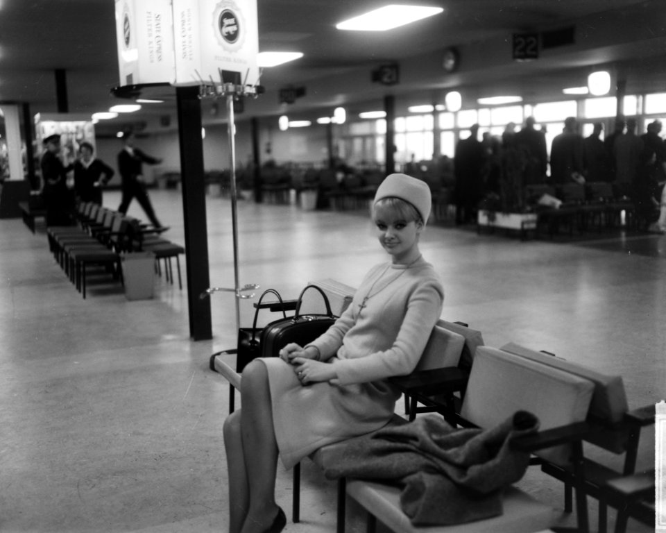 Mandy Rice Davies op Schiphol, Bestanddeelnr 917-1860