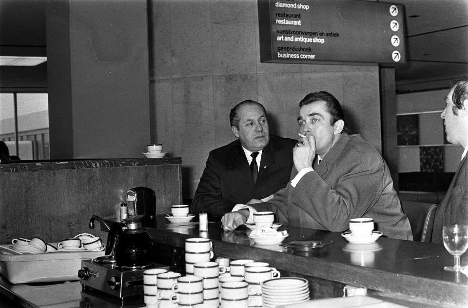 Manager Guus Brox en trainer Ernst Happel (rechts) van Feyenoord vertrekken van , Bestanddeelnr 923-3778