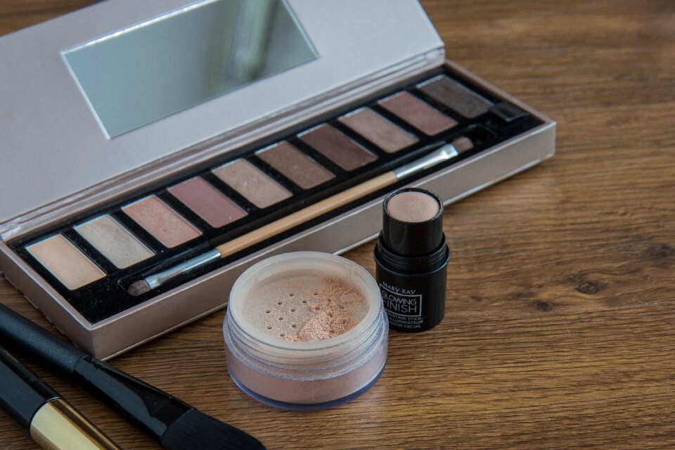 Colorful makeup powder