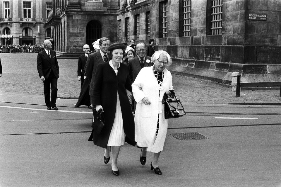 Manifestatie Stichting Nationale viering Bevrijding in Nieuwe Kerk , Koningin Beatrix en Prinses Juliana onderweg naar de Nieuwe Kerk, Bestanddeelnr 931-4700