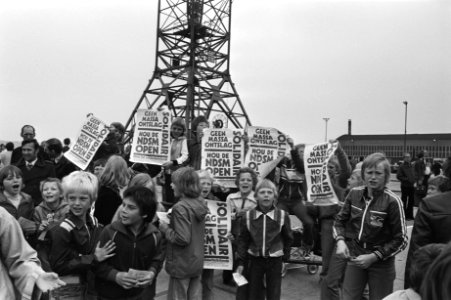 Manifestatie op terrein NDSM voor behoud werkgelegenheid, tevens tewaterlating e, Bestanddeelnr 929-7280