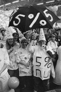 Manifestaties, bejaardenzorg, werknemers, loonsverhogingen, spandoeken, leuzen, Bestanddeelnr 934-4947