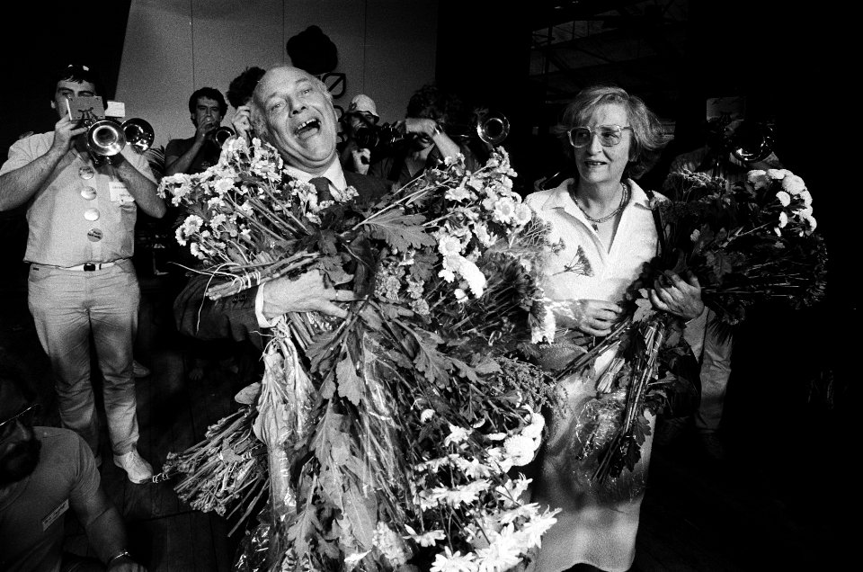 Manifestatie PvdA in Tiel Den Uyl met zijn vrouw bedolven onder bloemen, Bestanddeelnr 932-1901