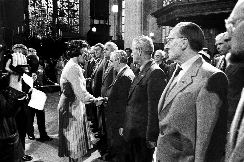 Manifestatie Stichting Nationale viering Bevrijding in Nieuwe Kerk , Koningin , Bestanddeelnr 931-4698