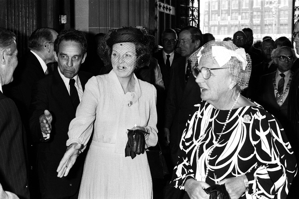 Manifestatie Stichting Nationale viering Bevrijding in Nieuwe Kerk Koningin 44 verzetsherdekingskruisen uitgereikt, Bestanddeelnr 931-4694