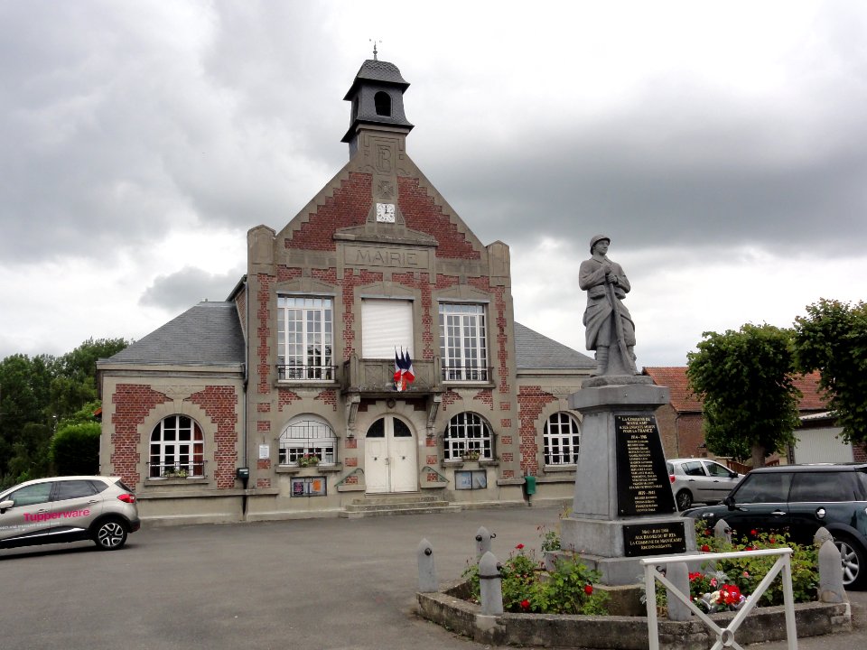 Manicamp (Aisne) mairie et monument aux morts