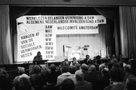 Manifestatie tegen bekorting sociale uitkeringen (Hoekste Amsterdam) overzicht, Bestanddeelnr 930-0526