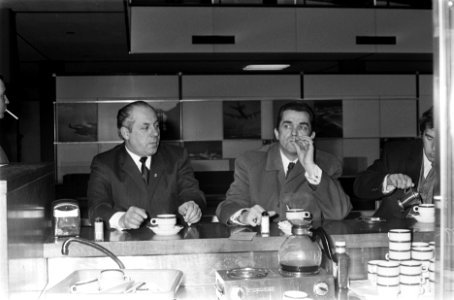 Manager Guus Brox en trainer Ernst Happel (midden) van Feyenoord vertrekken van , Bestanddeelnr 923-3780