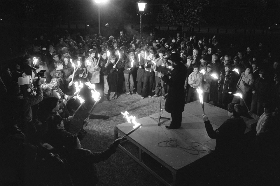 Manifestatie met fakkels bij Dokwerker uit solidariteit met de joden in de USSR, Bestanddeelnr 929-9620