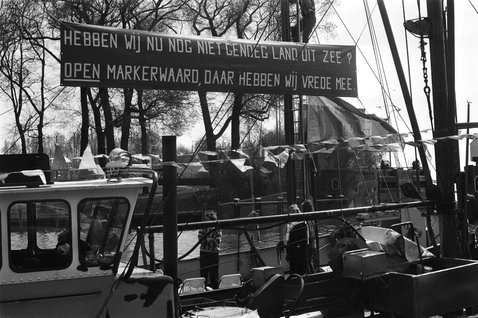 Manifestatie tegen Markerwaard in Hoorn protest vanuit klein bootje, Bestanddeelnr 932-9488