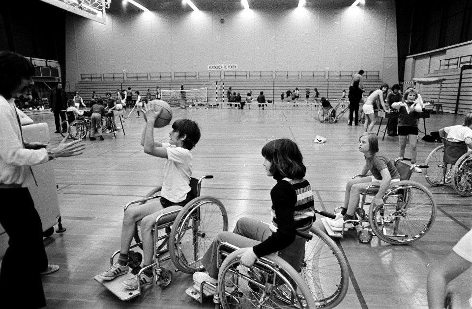 Manifestatie voor gehandicapten in Apollohal basketbalwedstrijd in rolstoelen, Bestanddeelnr 927-6385