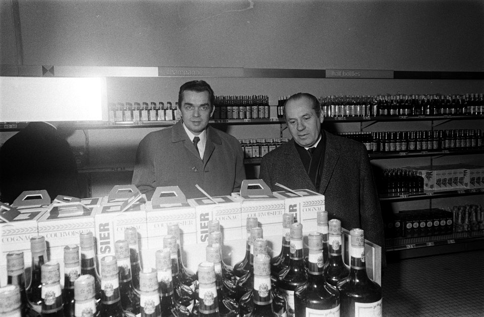 Manager Guus Brox en trainer Ernst Happel (links) van Feyenoord vertrekken van S, Bestanddeelnr 923-3779
