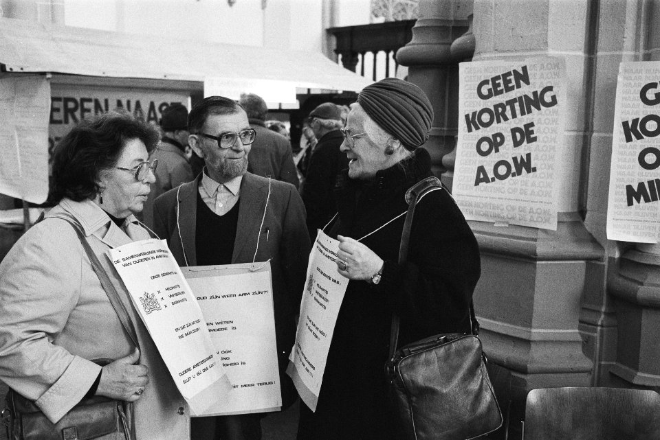 Manifestatie voor uitkeringsgerechtigden in de Nieuwe Kerk in Amsterdam tegen ko, Bestanddeelnr 932-7849