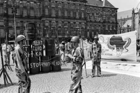 Manifestatie op de Dam in Amsterdam tegen apartheid en belangen Shell in Zuid-Af, Bestanddeelnr 933-6995