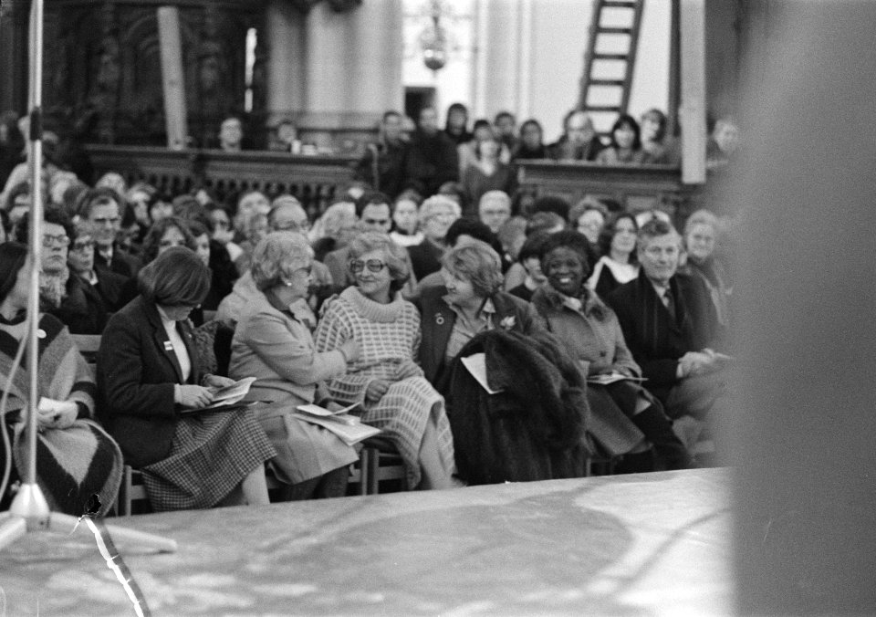 Manifestatie Nieuwe Kerk Amsterdam voor Dwaze moeders Playa de Mayo , Bestanddeelnr 931-3351