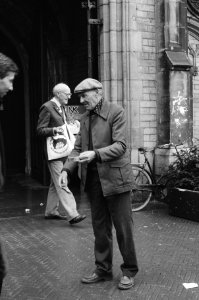 Manifestatie voor ouderen in de Nieuwe Kerk te Amsterdam twee oude mannen aan he, Bestanddeelnr 933-1098