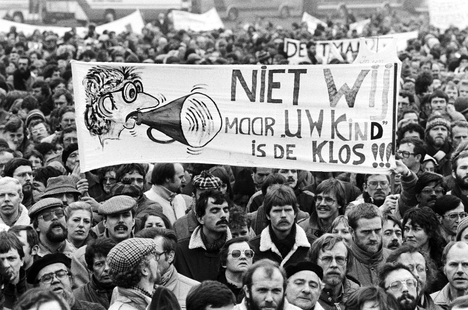 Manifestatie op het Malieveld, met spandoek Niet wij maar uw kind is de klos, Bestanddeelnr 932-4381