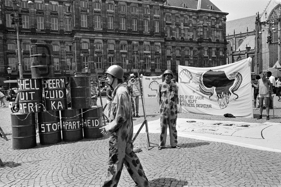 Manifestatie op de Dam in Amsterdam tegen apartheid en belangen Shell in Zuid-Af, Bestanddeelnr 933-6996