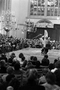 Manifestatie Nieuwe Kerk Amsterdam voor Dwaze moeders Playa de Mayo , overzich, Bestanddeelnr 931-3352
