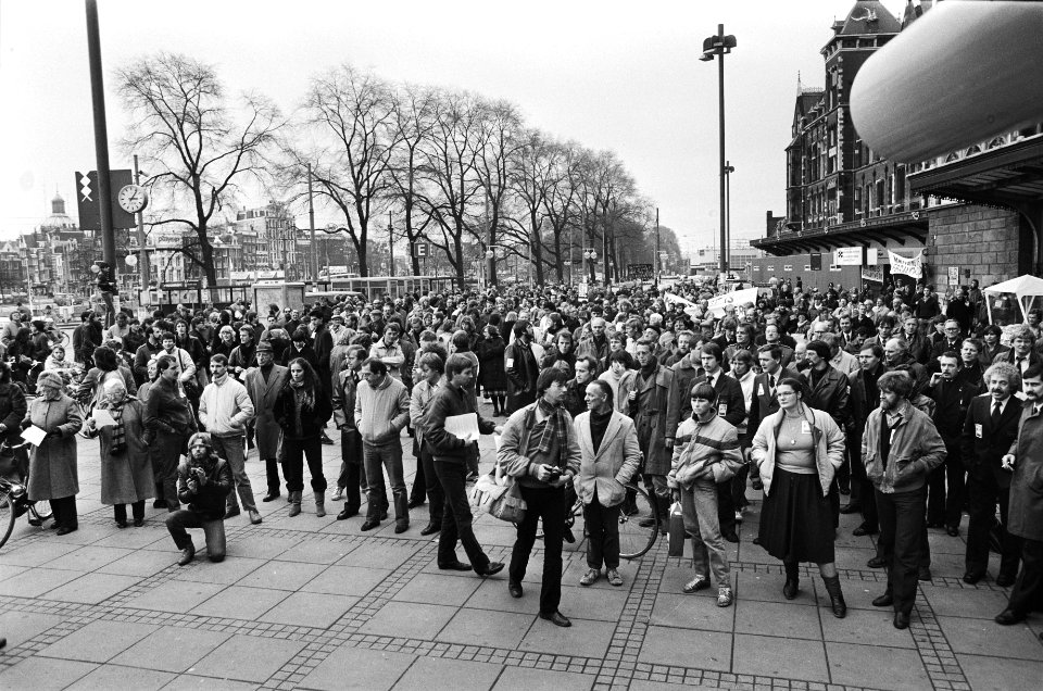 Manifestatie op het Stationsplein in Amsterdam, Bestanddeelnr 932-4099