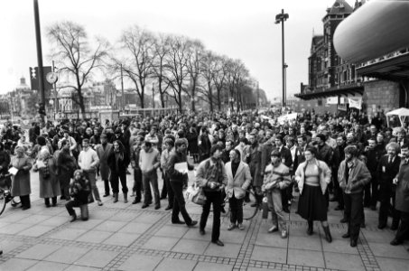 Manifestatie op het Stationsplein in Amsterdam, Bestanddeelnr 932-4099 photo