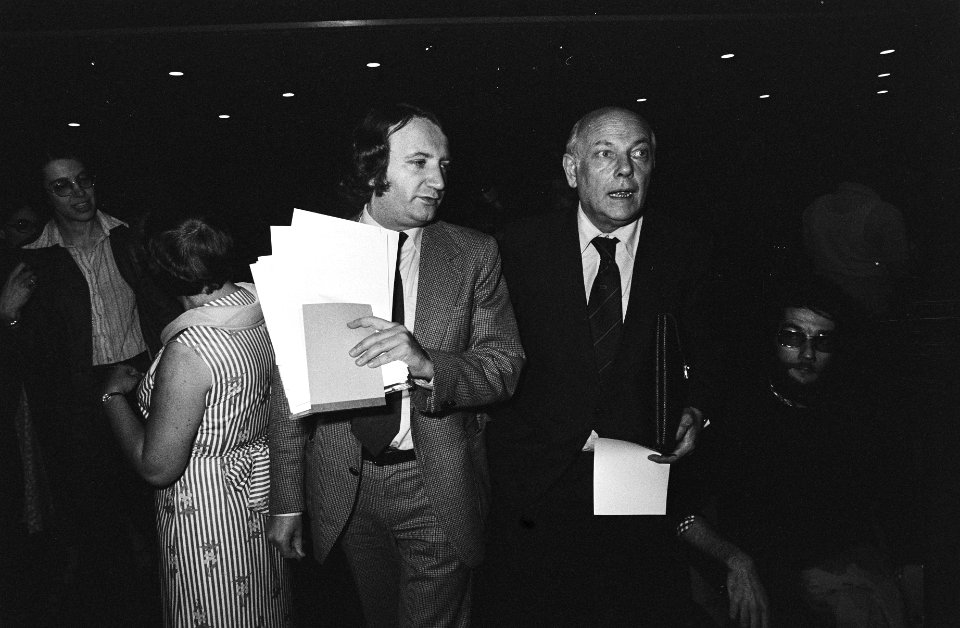 Manifestatie tegen processen in USSR in Amsterdam PvdA-fractieleider Den Uyl (r, Bestanddeelnr 929-8164