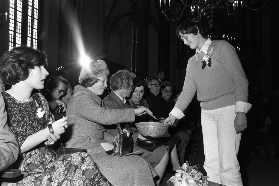 Manifestatie Vrouwen van Nederland helpen vrouwen van Ierland in Westerkerk Am, Bestanddeelnr 929-0134