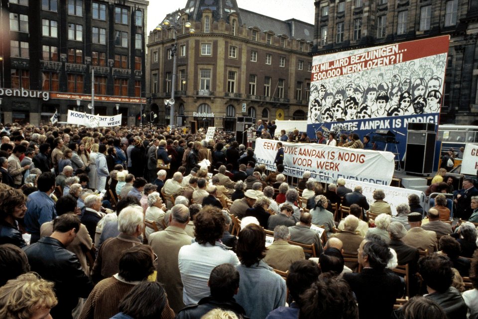 Manifestatie voor een ander sociaal economisch beleid, op de Dam in Amsterdam d, Bestanddeelnr 253-8605