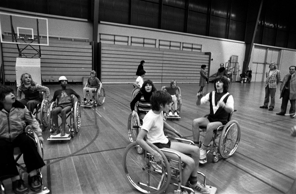 Manifestatie voor gehandicapten in Apollohal basketbalwedstrijd in rolstoelen, Bestanddeelnr 927-6384