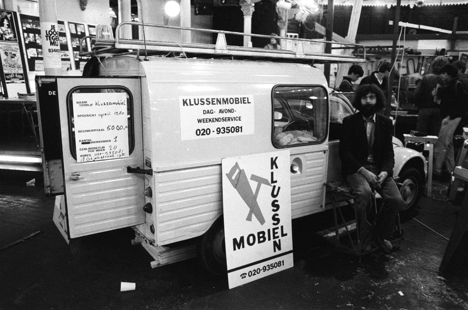 Manifestatie in Werken is niet leuk in Paradiso in Amsterdam, waar je voorlich, Bestanddeelnr 932-1240