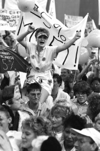 Manifestaties, bejaardenzorg, werknemers, loonsverhogingen, spandoeken, leuzen, Bestanddeelnr 934-4945