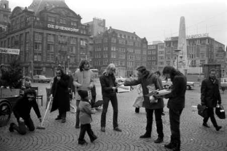 Manifestatie Wereld gaat kapot door milieuvervuiling Dam tgv Kerst, Amsterd, Bestanddeelnr 925-2630