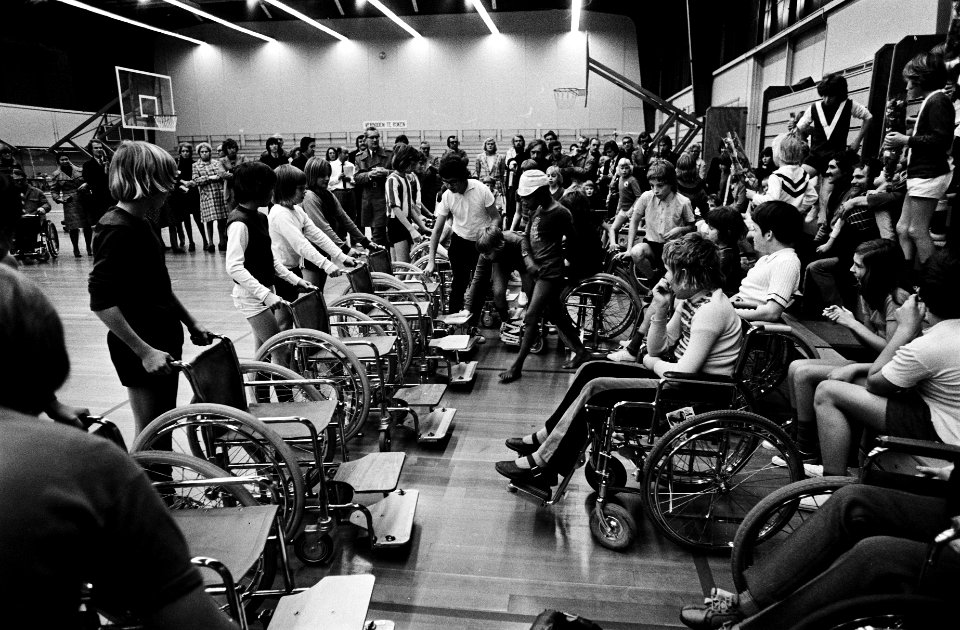 Manifestatie voor gehandicapten in Apollohal kinderen in rolstoelen bij elkaar, Bestanddeelnr 927-6383