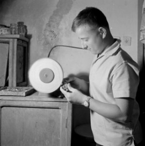 Man bezig met het slijpen van Eilatsteen in een bedrijf waar deze steen wordt be, Bestanddeelnr 255-3619