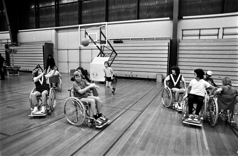 Manifestatie voor gehandicapten in Apollohal basketbalwedstrijd in rolstoelen, Bestanddeelnr 927-6386