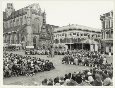 Manifestatie Zo klonk de Gouden Eeuw op de Grote Markt. NL-HlmNHA 54003073