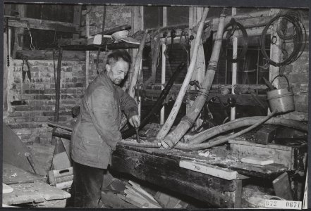 Man bezig met het vervaardigen van een midwinterhoorn, Bestanddeelnr 072-0671