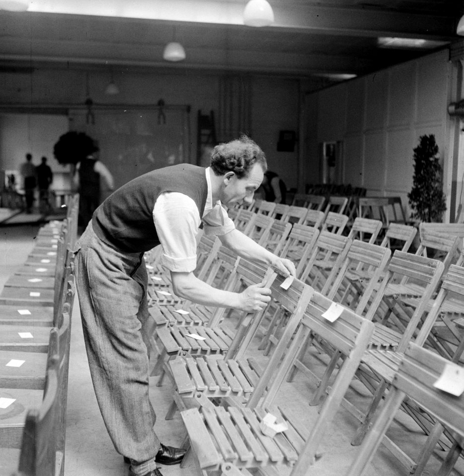 Man bevestigt labels aan klapstoelen, Bestanddeelnr 255-8541