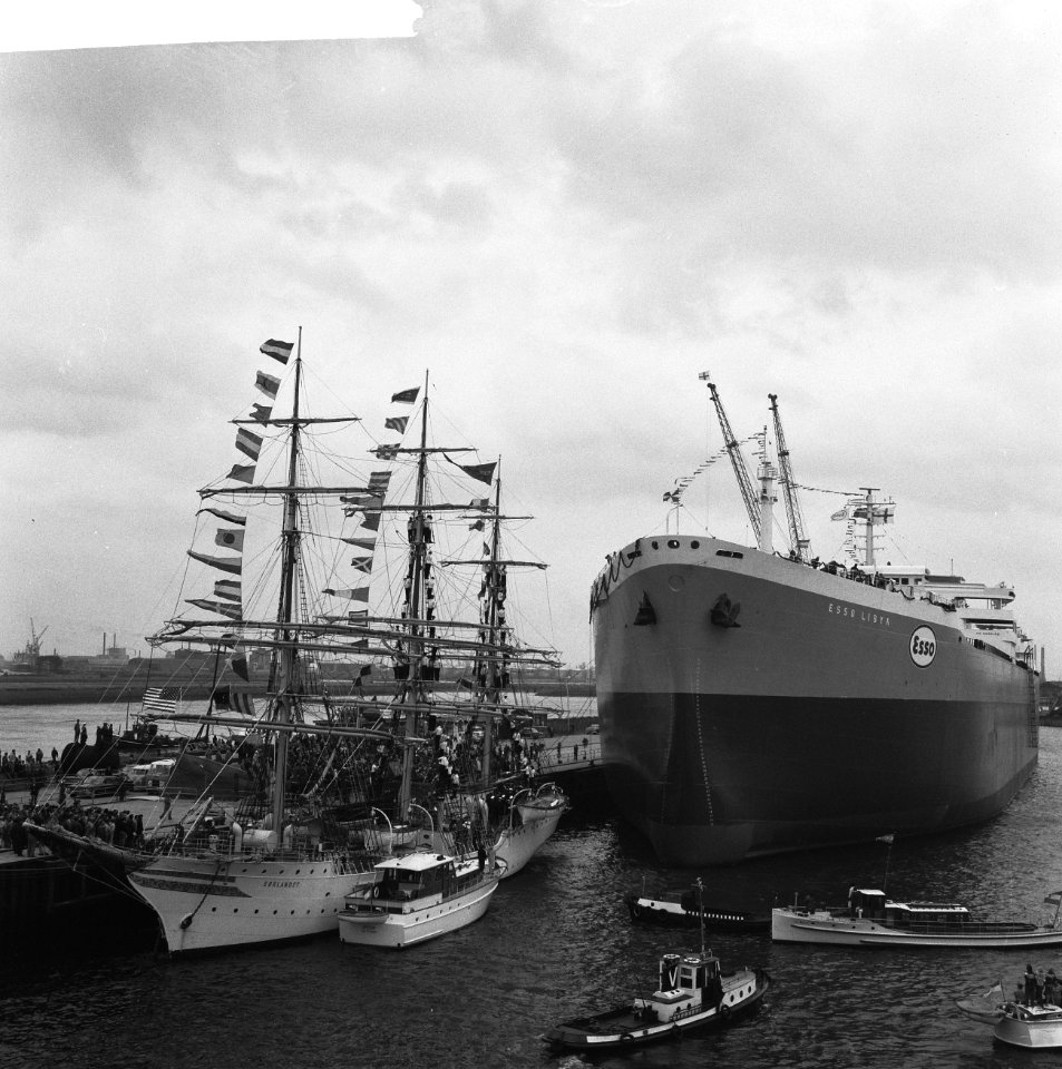 Mammoet-tanker Esso Libya gedoopt op de werf van Verol me, Bestanddeelnr 914-2329