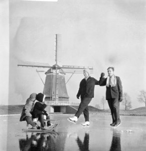 Man, vrouw en kinderen op het ijs bij molen, Bestanddeelnr 913-3403